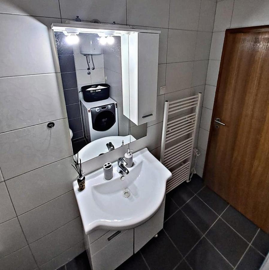 Apartment Aria Lux โมสตาร์ ภายนอก รูปภาพ